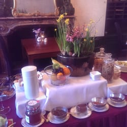 Hotel Aan De Dam - Een prima ontbijtbuffet. Koffie en ei wordt naar wens vers voor je gemaakt. Bediening is supervriendelijk en de service goed.