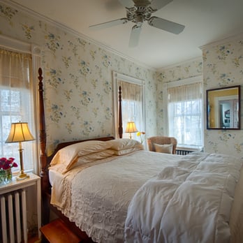 Sherburne Inn - Cheery Welcome offers a Queen bed, private bath, pullout loveseat/twin bed. Accommodates 3 people. - Hotels Near Me - Nantucket, Massachusetts