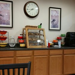 Settle Inn & Suites Harlan - Breakfast...pastry, toast & bagels