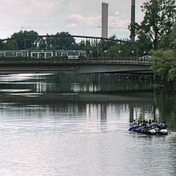 Augartenpark - Schlauchboot auf der Mur in der Nähe des Augartens Graz