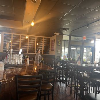 Louie's Wine Dive - Spacious Seating - New American Near Me - Des Moines, Iowa