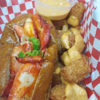 Mobstah Lobstah - Connecticut roll with tater tots - Food Trucks Near Me Mobstah Lobstah - Connecticut roll with tater tots - Food Trucks Near Me