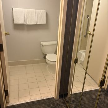 Courtyard by Marriott Tysons McLean - Bathroom - Hotels Near Me - McLean, Virginia