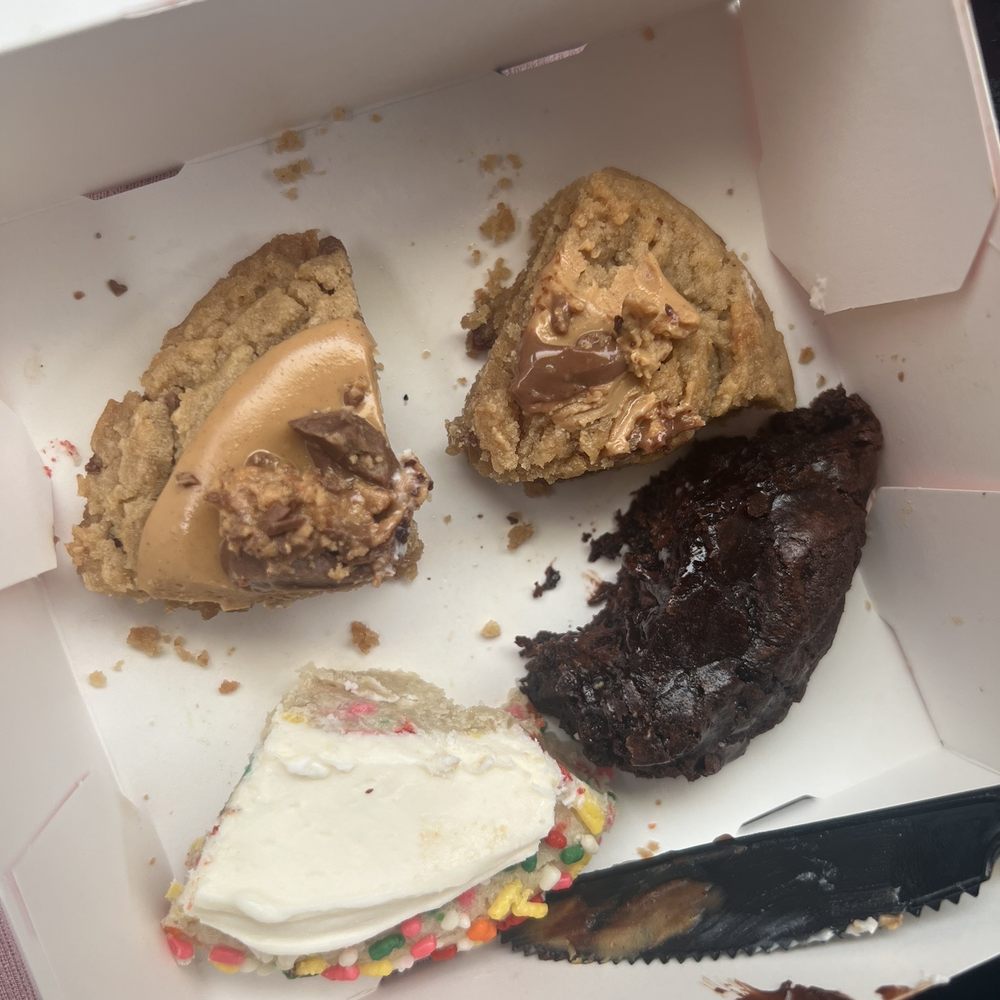 Crumbl - La Canada - Bakeries Near Me - Montrose, California