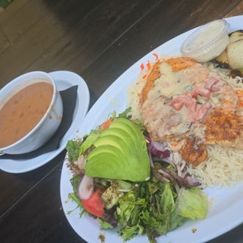 Grilled salmon, beans and Avocado