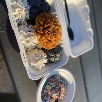 Lake Effect Artisan Ice Cream - Lotus Sundae & Scoop of Blue Moon with rainbow sprinkles - Ice Cream & Frozen Yogurt Near Me - Buffalo, New York