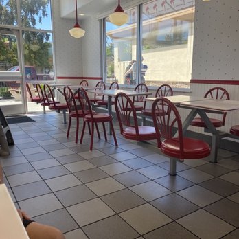 In-N-Out Burger - Seating area - Burgers Near Me - Vallejo, California In-N-Out Burger - Seating area - Burgers Near Me - Vallejo, California