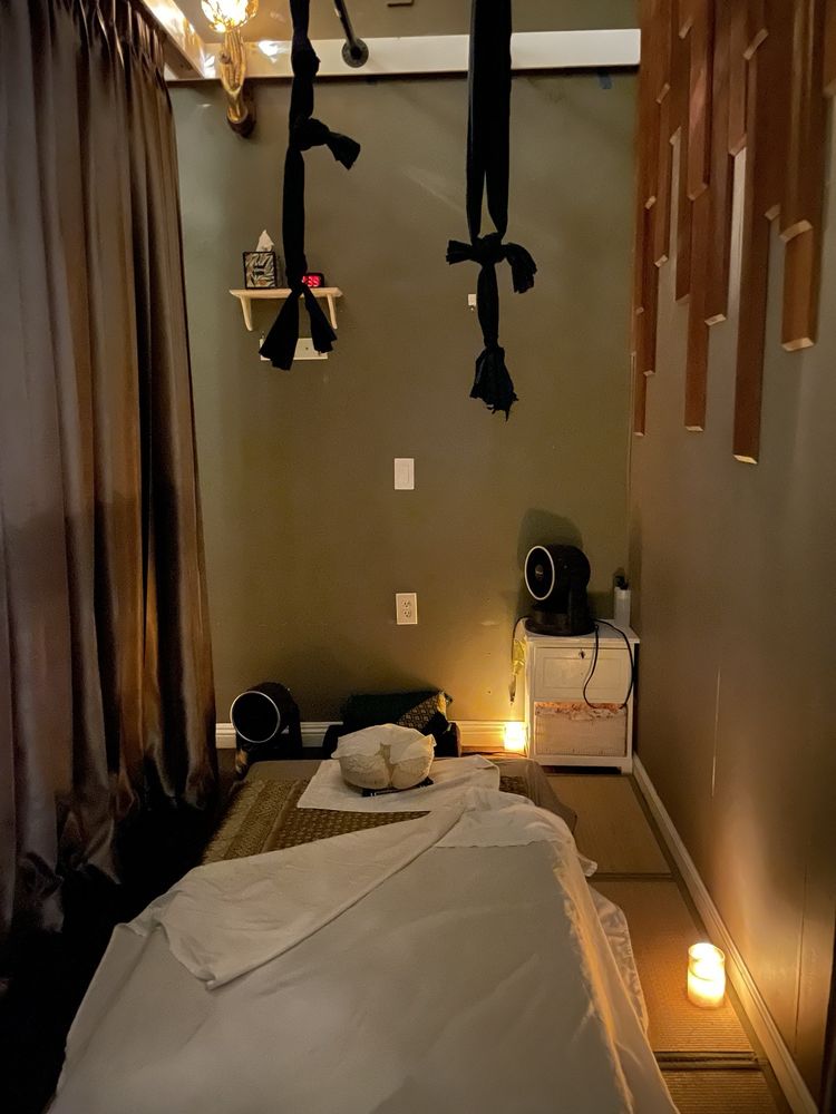 Damisa Thai Massage & Skincare Logo