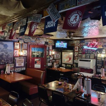 Dreamland BBQ - Dining room near closing time on a Sunday evening. - Barbeque Near Me - Tuscaloosa, Alabama