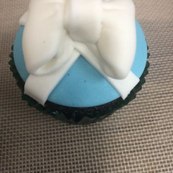 Mia Cake House - Close up of the gift bow tie cupcake in Tiffany blue - Cooking Schools Near Me - Plantation, Florida