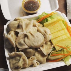 Restaurang Sommardag - Vegetariska dumplings med sås.
