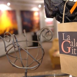 La Galería Gitana - Art Gallery entrance & merchandise