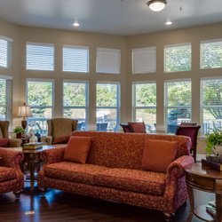 Autumn View Gardens - Living room full of natural light!