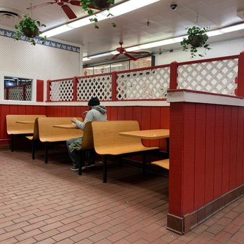 Harold's Chicken #14 - Quiet night at the Herald's. - Chicken Shop Near Me - Chicago, Illinois