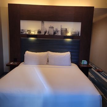 Hotel David Whitney, Autograph Collection - King size bed in suite - Hotels Near Me - Detroit, Michigan Hotel David Whitney, Autograph Collection - King size bed in suite - Hotels Near Me - Detroit, Michigan