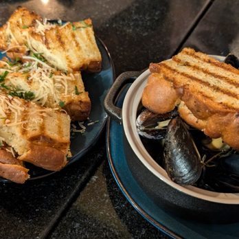 Cedro Scratch Italian & Wine Bar - P.E.I Mussels and Grilled Bread with Herbs & Cheese - Italian Near Me - Austin, Texas