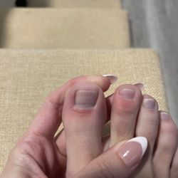 Q Nails Salon - The skin below my toenail was rubbed raw and bleeding.