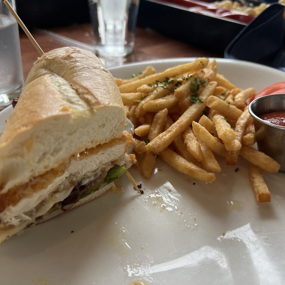 BevRidge Public - Chicken sandwich - Cocktail Bars Near Me - Ridgefield, Washington