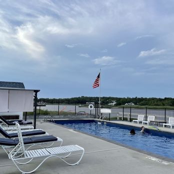 Bayview Resort - Heated Salt water pool - Hotels Near Me - Hampton Bays, New York