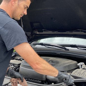 Howe's Auto - Oil change on Jeep Grand Cherokee - Auto Repair Near Me Howe's Auto - Oil change on Jeep Grand Cherokee - Auto Repair Near Me