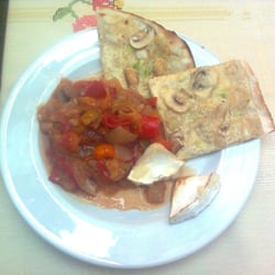 Mittsommerfest - Die lange Markttafel - Hausgemachte Ratatouille aus dem Backofen mit gegrillter Ziegenkäse und Flammkuchen-Ecke