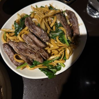 Din Tai Fung - Noodles with Fried Noodles with Skirt Steak - Taiwanese Near Me - Seattle, Washington