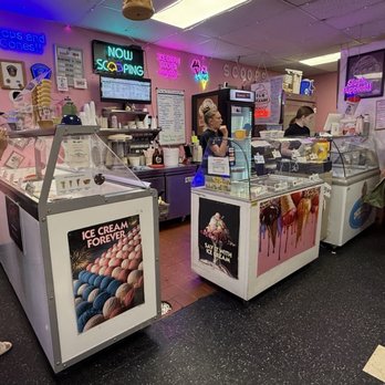 Scoops Ice Cream - Inside - Ice Cream & Frozen Yogurt Near Me - Bloomington, Minnesota