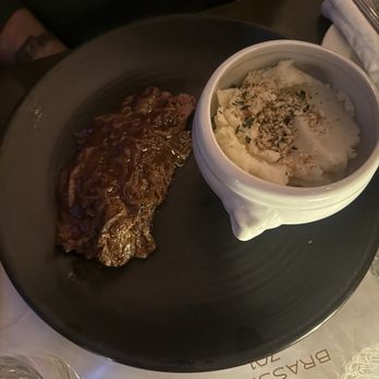 Brasserie 701 - Steak and mashed potatoes - Brasseries Near Me - Montreal, Quebec