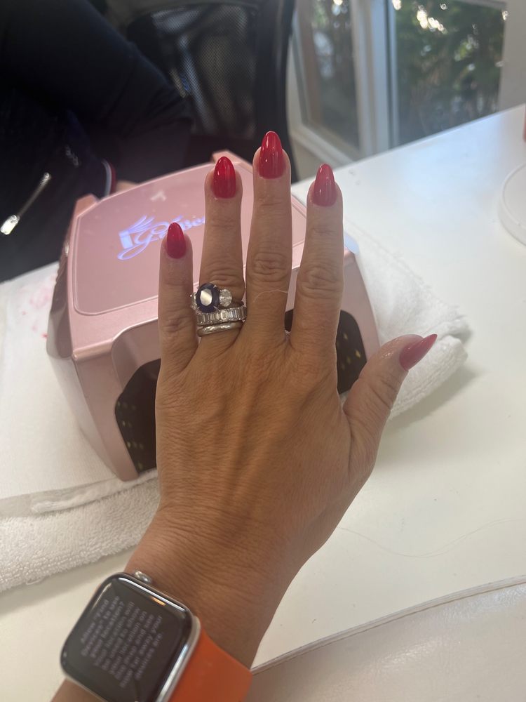 Mariola's Nails Salon & Spa Logo