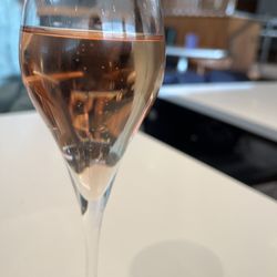 No.1 Gatwick Lounge - Rosé bubbles