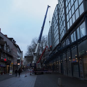 Konrad-Koch-Quartier - Arbeiten mit großer Technik zur Befestigung der neuen Werbeanlage - Shopping Centers Near Me - Braunschweig, NI
