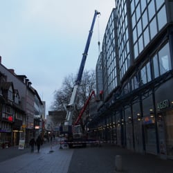 Konrad-Koch-Quartier - Arbeiten mit großer Technik zur Befestigung der neuen Werbeanlage