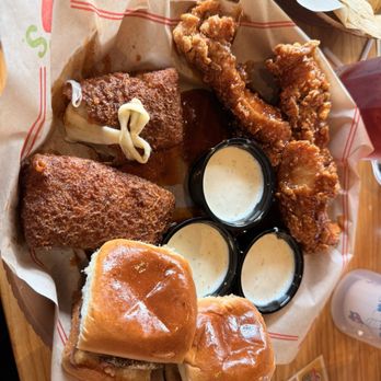 Chili's - Triple dipper with Nashville hot mozzarella - Bars Near Me - Gallatin, Tennessee