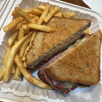 Elden's Restaurant And Bar - Dry Reuben. - Pizza Near Me - West Linn, Oregon