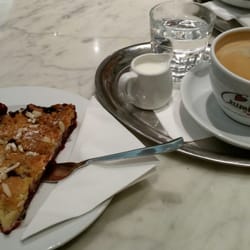 Cafe Dulce - Kirsch-Crumble und good ole Kaffee.