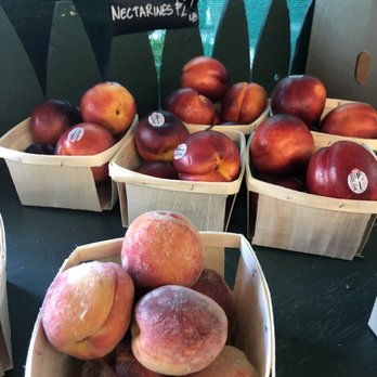 Kent Lakes Farm Market - Beautiful peaches - Farmers Market Near Me - Carmel, New York