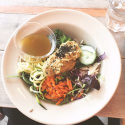 Ecoist - Hummussallad med chili och koriander dressing.