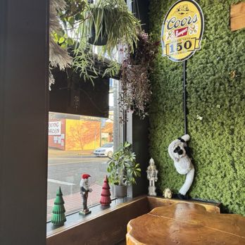 Hungry Sasquatch - Seating area - Pizza Near Me - Vancouver, Washington