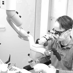 Zahnarztpraxis Dr. Kuhmann - Wurzelkanalbehandlung mit Dentalmikroskop Zeiss ProErgo, Zahnarzt Dr. Kuhmann, Würzburg