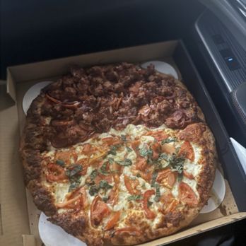 Gold Dust Pizza Express - 1/2 Meat Lovers e 1/2 The Yuppie - Pizza Near Me - Manteca, California