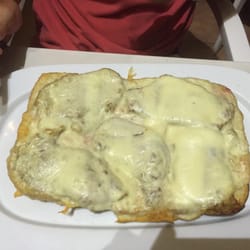 La Taberna de Buda - Media (repito, media) torrada de lomo con queso. Es difícil acabársela, imaginad una entera...