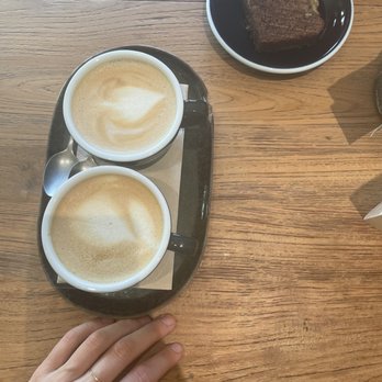 La Comuna - Oat milk lattes and gf banana bread - Coffee & Tea Near Me - Girona, GI