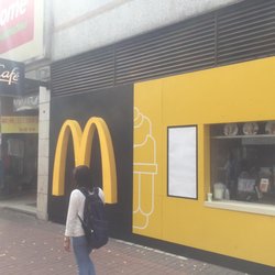 麥當勞 - Yellow window is for ice cream only. You don't even have to enter the store to get your chilly dessert fix!