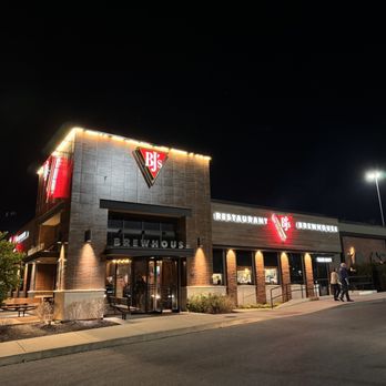 BJ's Restaurant & Brewhouse - the outside of the restaurant - Pizza Near Me - Lancaster, Pennsylvania