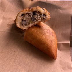 Eat in Chips - Empanada Pabellon