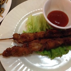 Brochettes de poulettes (accompagnées d'une sauce épicée)