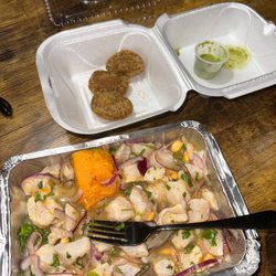 Costa Peruana - Ceviche and tostones relleno de queso