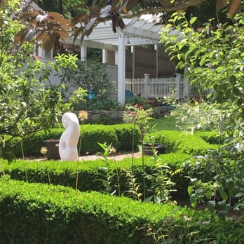 Flora Organic Landscape Maintenance - Well pruned hedges - Landscaping Near Me - Portland, Oregon Flora Organic Landscape Maintenance - Well pruned hedges - Landscaping Near Me - Portland, Oregon