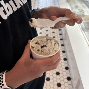 Ice Cream Shoppe - Cookie and cream ice cream - Ice Cream & Frozen Yogurt Near Me - Gulf Breeze, Florida Ice Cream Shoppe - Cookie and cream ice cream - Ice Cream & Frozen Yogurt Near Me - Gulf Breeze, Florida
