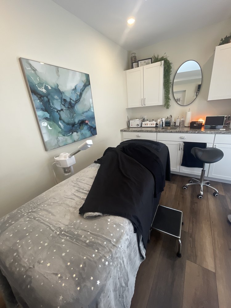 Desired Esthetics Logo